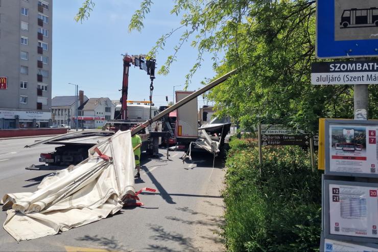 Még 600 métert haladt összeroncsolódott pótkocsival az ittas, eltévedt kamionsofőr Szombathelyen - már a híd előtt dudáltak neki Még 600 métert haladt összeroncsolódott pótkocsival az ittas, eltévedt kamionsofőr Szombathelyen - már a híd előtt dudáltak neki