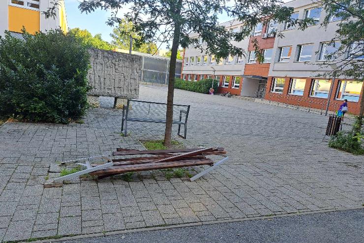 Egy iskola eltti pad esett ldozatul a ronglsnak