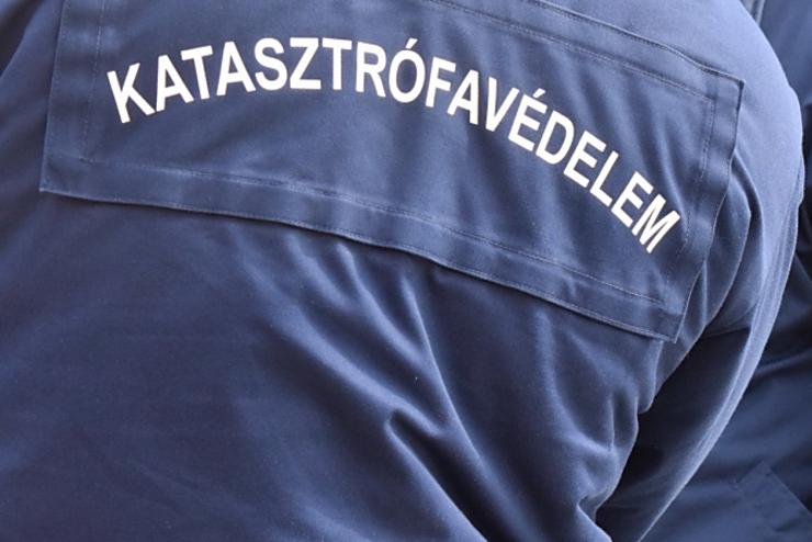 Inkbb a szalagkorltnak hajtott a sofr, minthogy egy msik autval tkzzn Snl