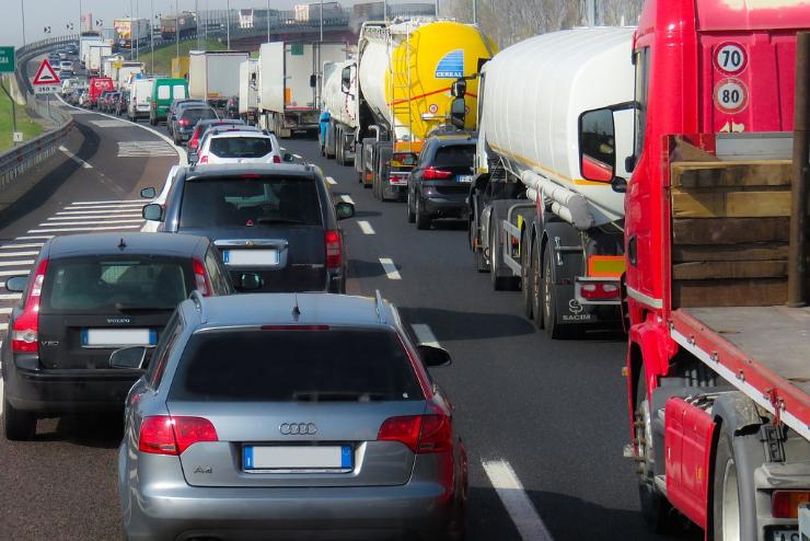 Jelents a torlds az M1-es autplyn Komrom s Tata kztt