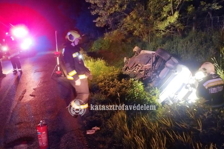 rokba borult egy aut pntek hajnalban Jknl