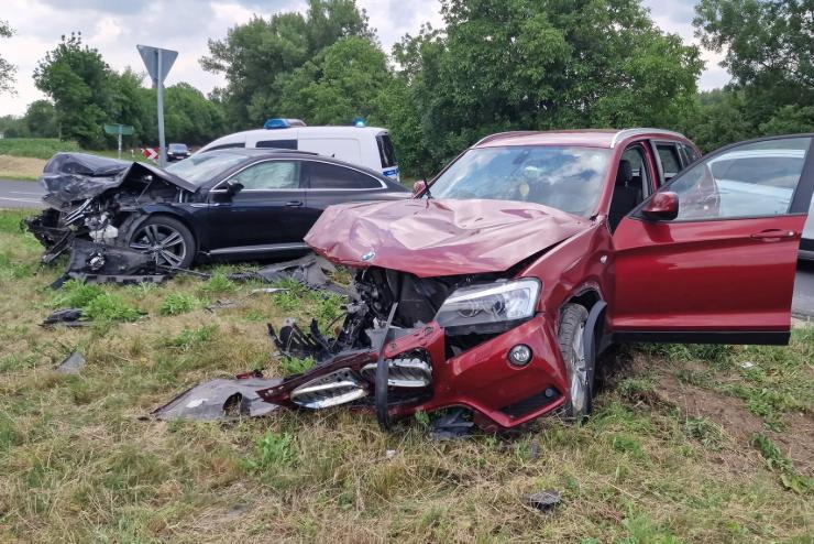 Frontlisan tkztt egy BMW s egy VW Sajtoskl kzelben